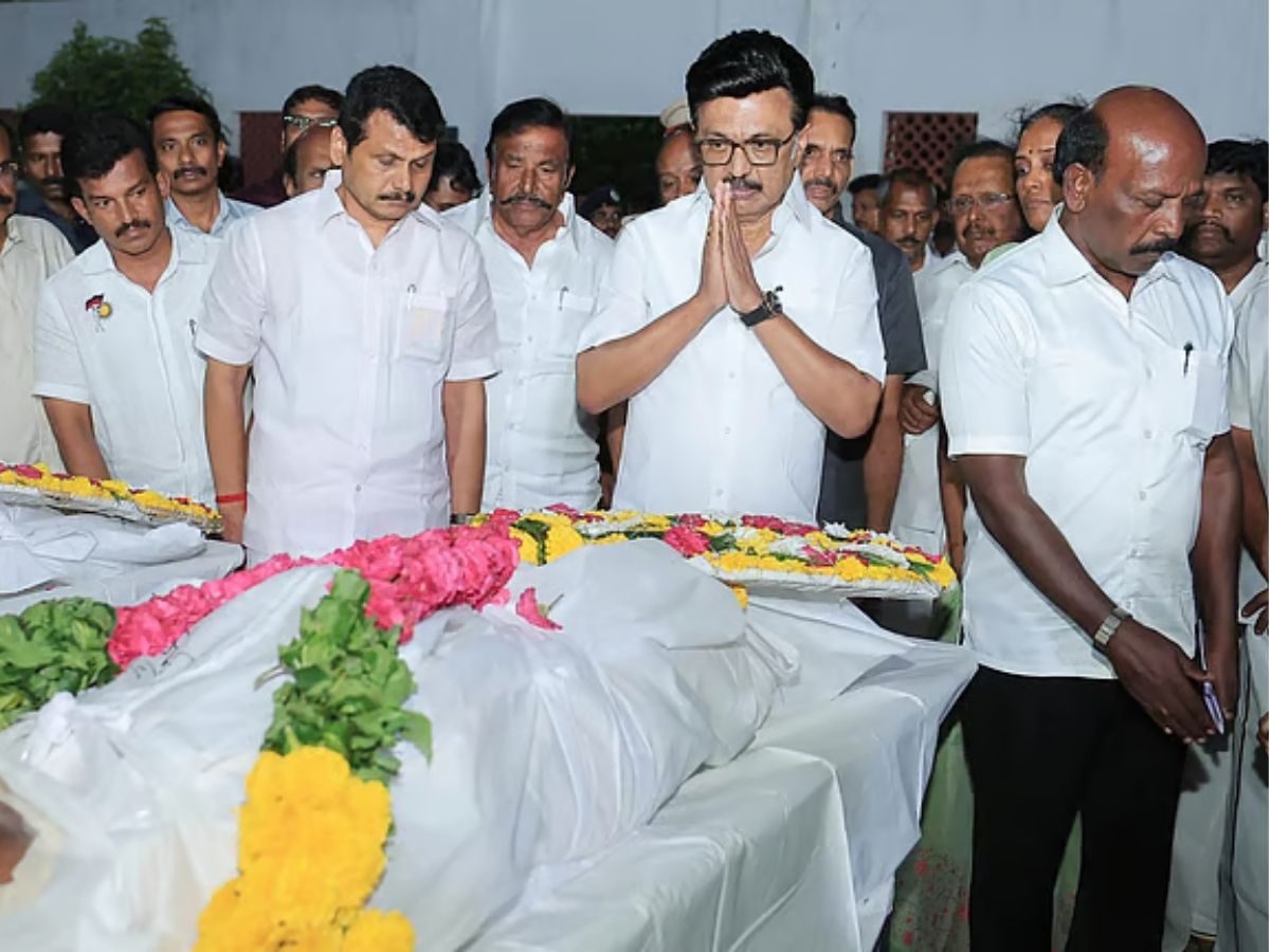 கரூர் துயர சம்பவம்:  நள்ளிரவில் வருகை புரிந்த முதலமைச்சர் ஸ்டாலின்.. உயிரிழந்தவர்களின் குடும்பங்களுக்கு நேரில் ஆறுதல்!